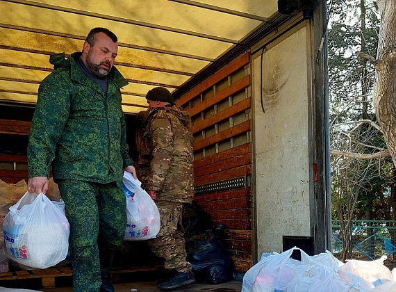 Журавлев с соратниками привезли гумпомощь в село Калиновка (ДНР, 29.03.2022)