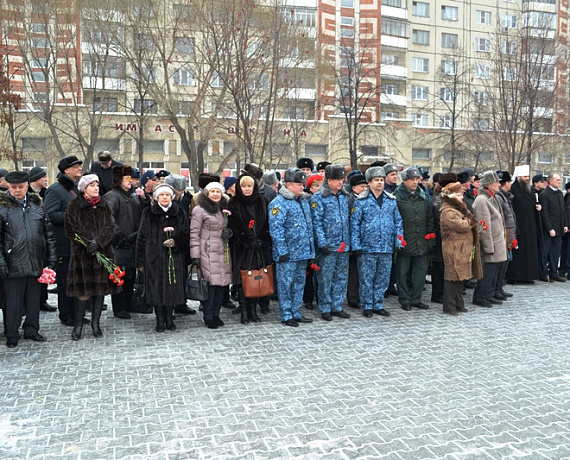 Челябинские активисты возложили цветы к памятнику "Доблестным сынам Отечества"