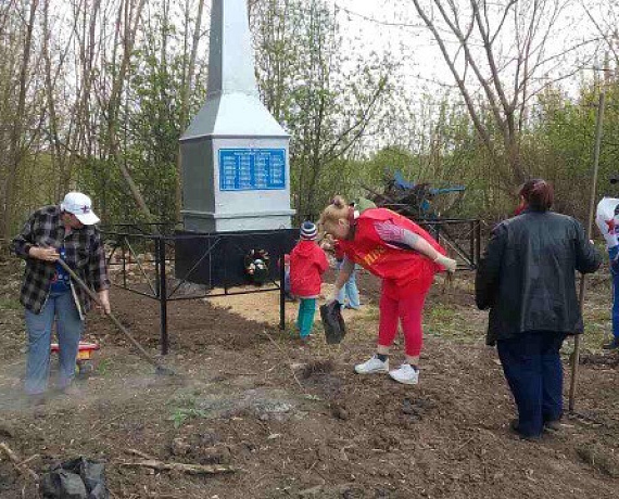 Дзержинские активисты провели субботник