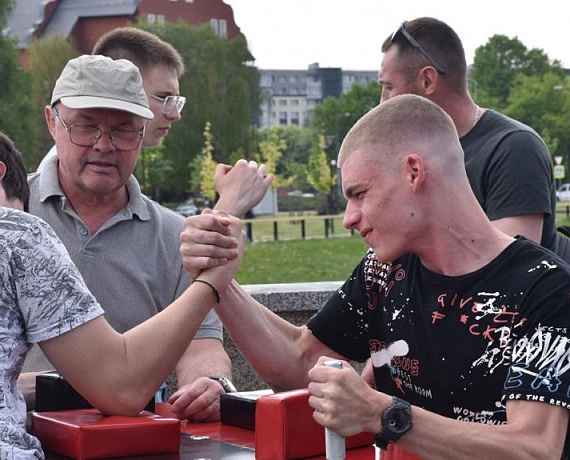 Калининградская "РОДИНА" провела уличный турнир по армрестлингу