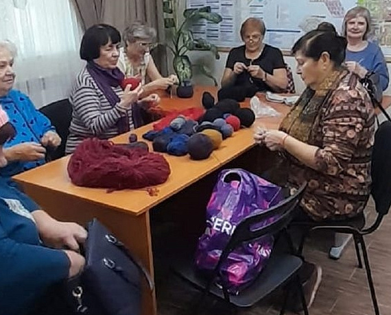 Клуб избирателей Вячеслава Илюхина организовал акцию "Вяжем носки солдату"