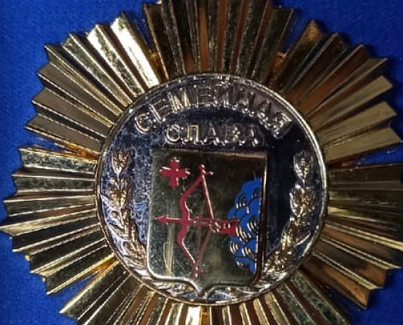 Соратнице Кировской "РОДИНЫ" вручен памятный знак "Семейная слава"