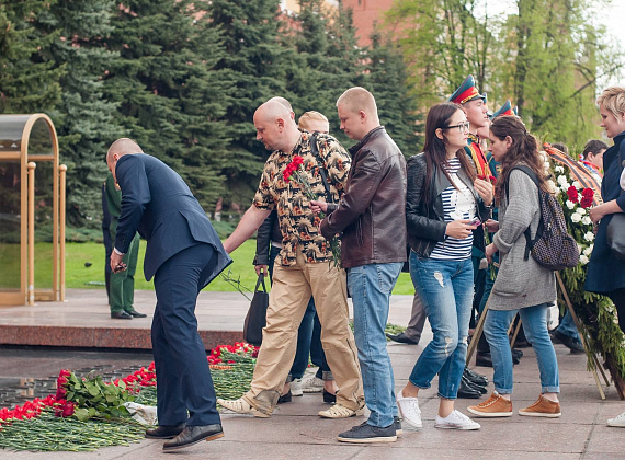 Представители "РОДИНЫ" возложили венки и цветы к могиле Неизвестного солдата, 06.05.2016