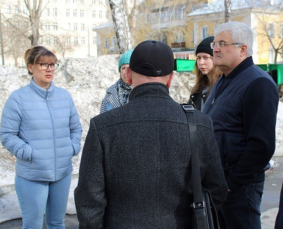 По инициативе Вячеслава Илюхина состоялась жителей с чиновниками и подрядчиками, проводившими капремонт ряда жилых домов