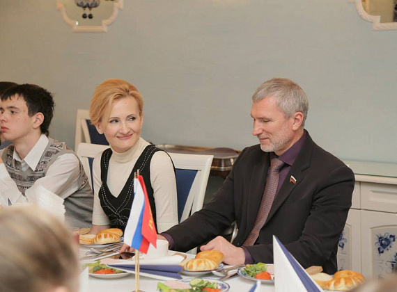 Алексей Журавлёв принял в Госдуме детей с Донбасса, 09.02.2015