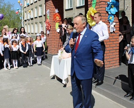 В Новосибирске депутаты от "РОДИНЫ" поздравили выпускников с Последним звонком