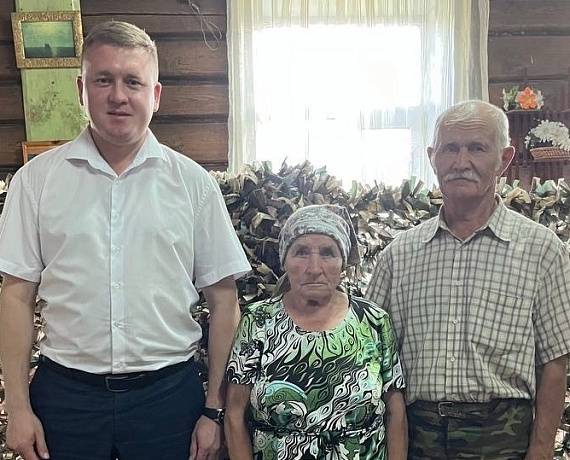 Владимир Михайлов посетил волонтеров, которые плетут маскировочные сети