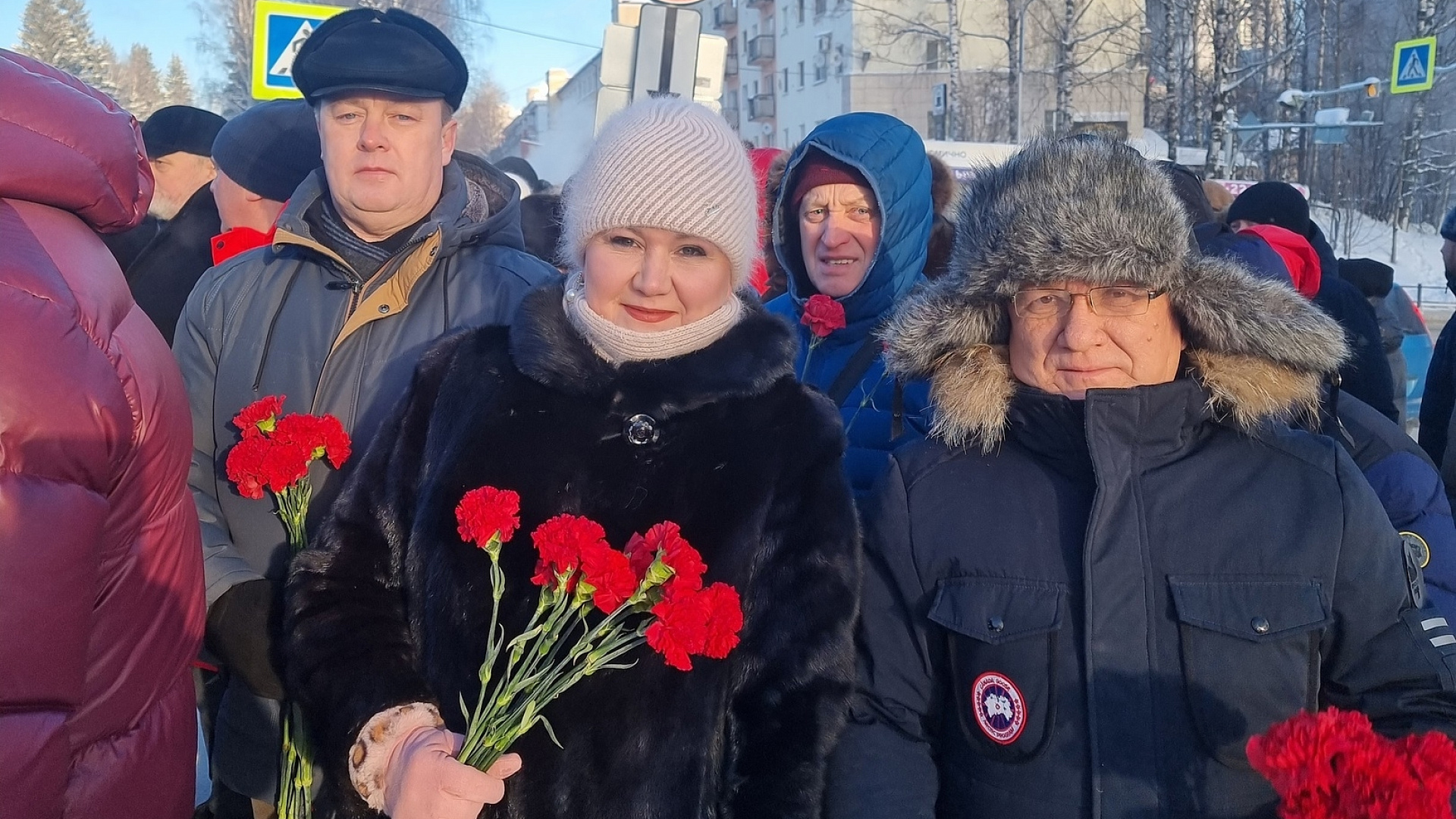 Елена Иванова и Юрий Беляцкий приняли участие в возложении цветов к памятнику "Скорбящий воин" и мемориалу "Вечная слава"