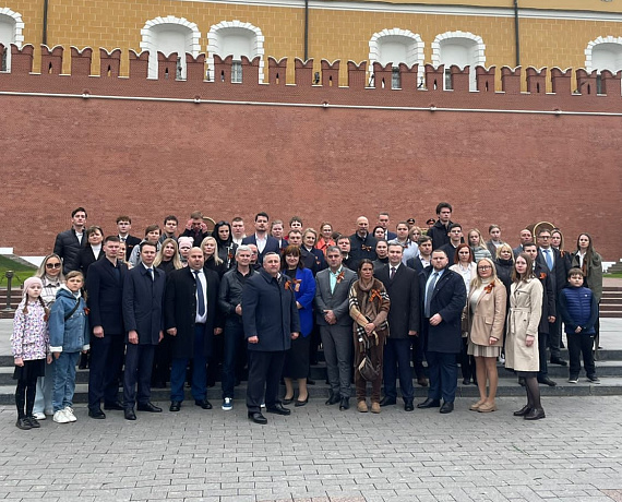 Соратники партии "РОДИНА" возложили венки и цветы к Могиле Неизвестного Солдата