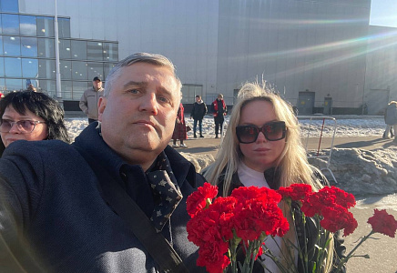 Соратники партии "РОДИНА" возложили цветы в память о жертвах теракта в "Крокусе"