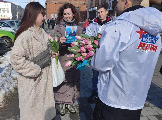 В преддверии 8 Марта Алексей Журавлев подарил цветы жительницам Тамбова
