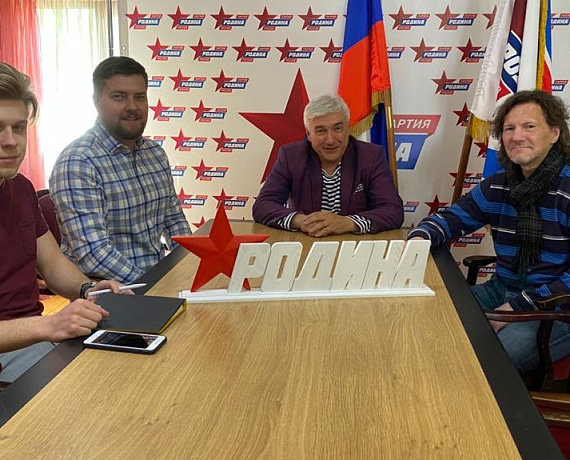 Легенда воронежского футбола Геннадий Семин посетил штаб партии "РОДИНА"