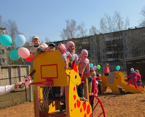 Новгородская "РОДИНА" подарила детскому саду игровую площадку