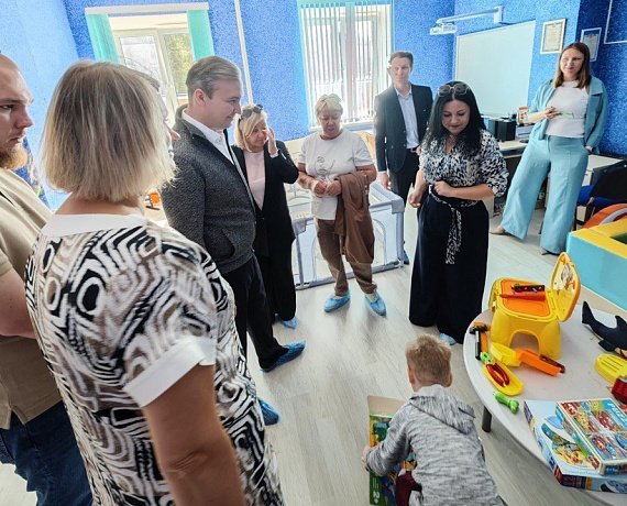 Соратники встретились с пострадавшими от нападения Украины на Курскую область