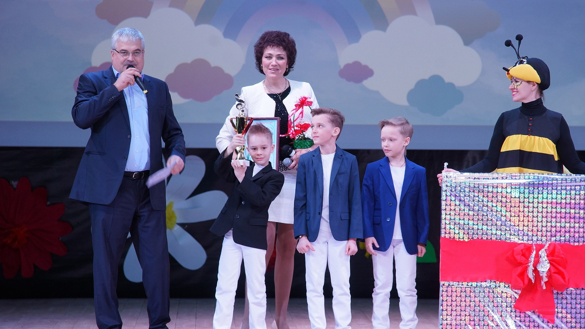Лидер новосибирской "РОДИНЫ" наградил победителей конкурса "Свежий ветер"
