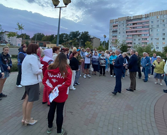 Журавлев и Косенков провели уличную встречу с избирателями в Тамбове