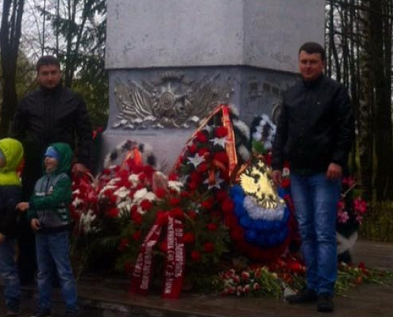 Великолукские партийцы возложили памятные венки к местам братских захоронений советских солдат