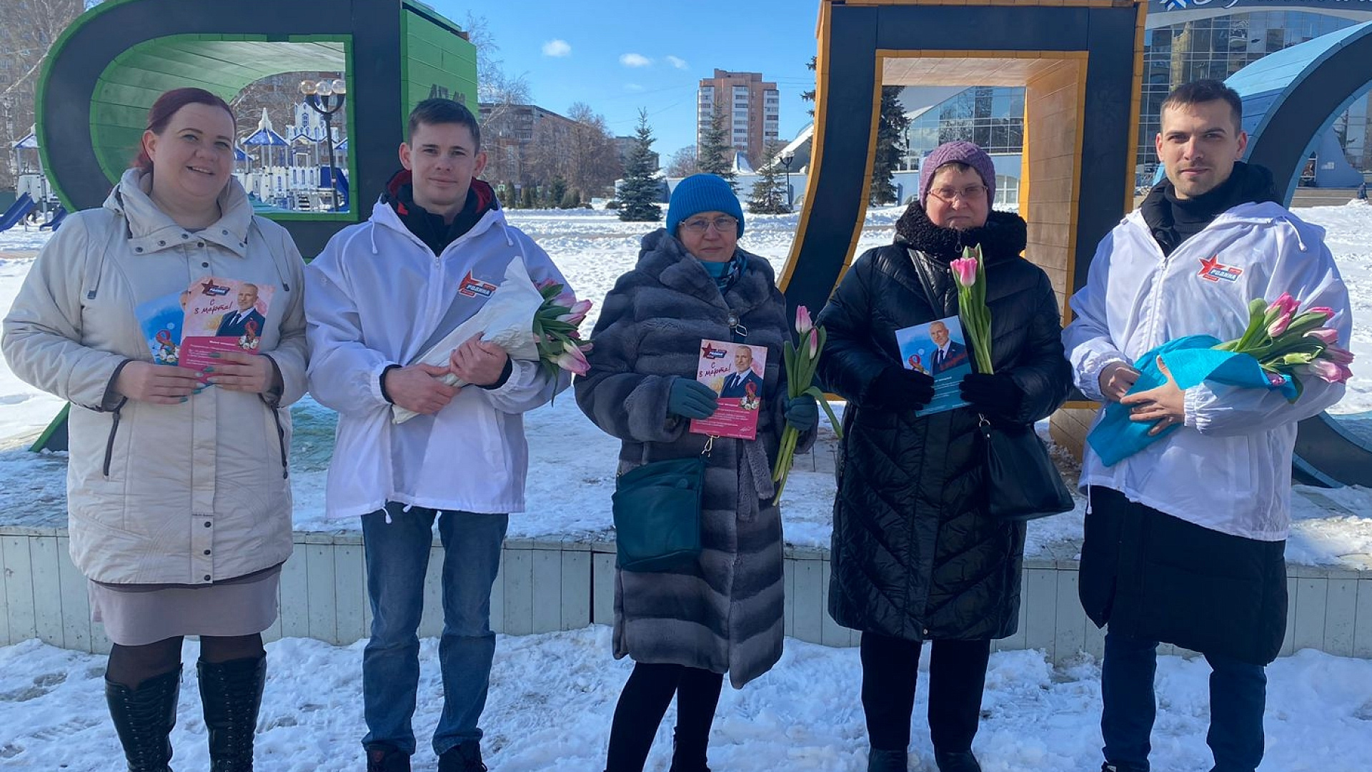 В преддверии 8 Марта Алексей Журавлев подарил жительницам Тамбова цветы
