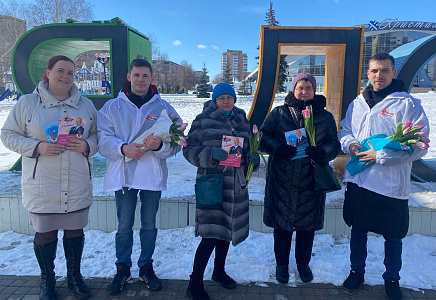 В преддверии 8 Марта Алексей Журавлев подарил жительницам Тамбова цветы