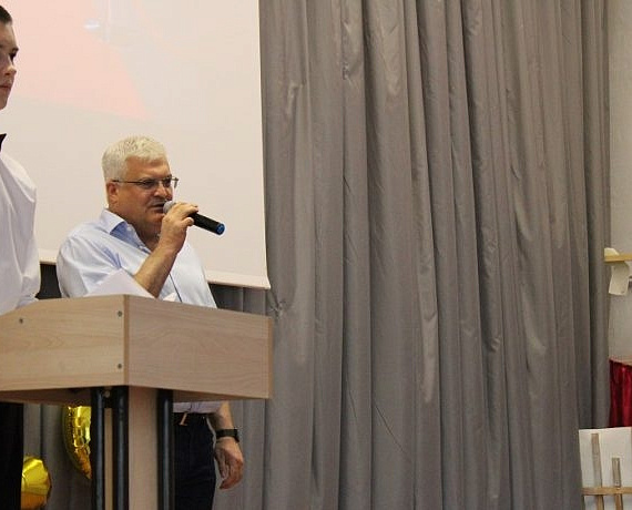 Вячеслав Илюхин и Леонид Рыбин поздравили выпускников лицея с получением аттестатов