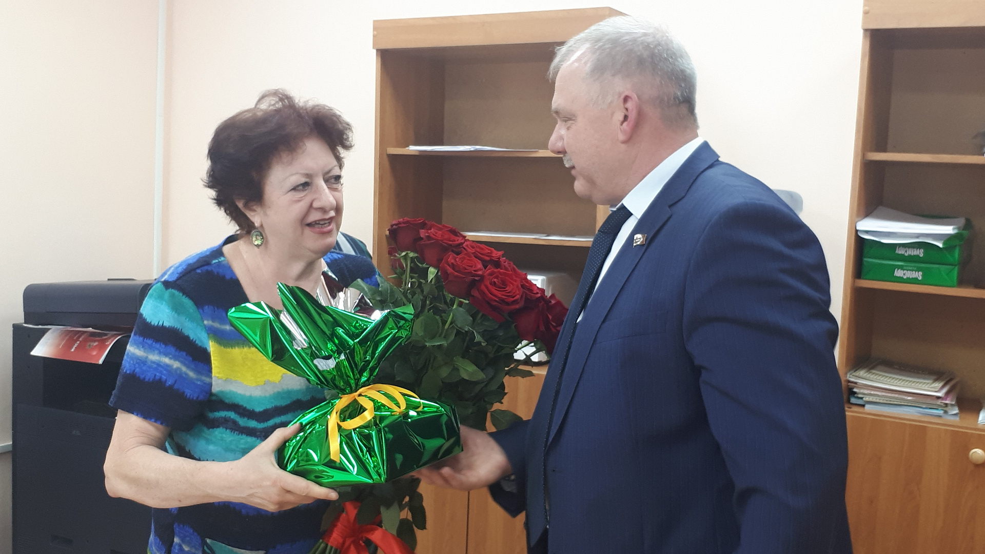Лидер Тульской "РОДИНЫ" поздравил с Днем русского языка заслуженного учителя РФ