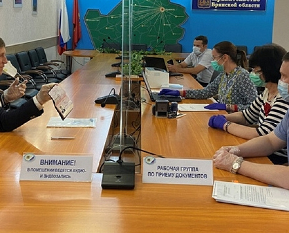 Виктор Гринкевич и Роман Лобзин представили в избирком документы для регистрации кандидатами от Брянской области на выборах Госдумы