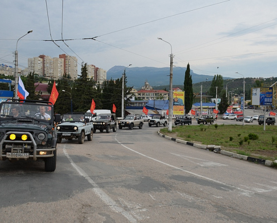 Патриоты организовали автопробег в Алуште