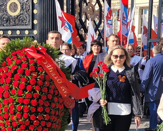 Соратники партии "РОДИНА" возложили венки и цветы к Могиле Неизвестного Солдата