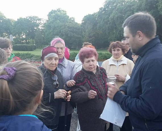 Псковские партийцы провели мемориальную акцию "Свеча памяти"