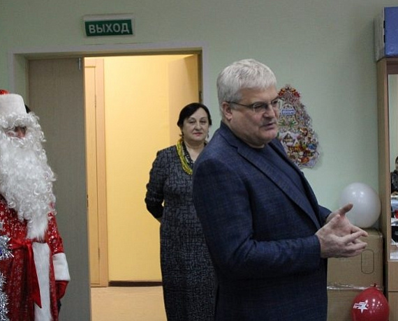 Вячеслав Илюхин встретился с волонтерами, участвующими в акции "Вяжем носки солдату"