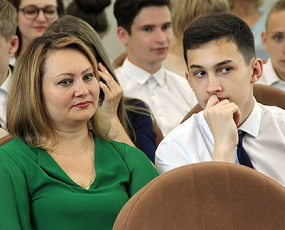 Вячеслав Илюхин поздравил выпускников-девятиклассников