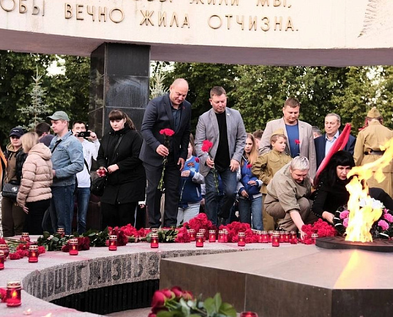 Сергей Мягких вместе с членами тамбовского реготделения "РОДИНЫ" и жителями Тамбова принял участие в акции "Свеча памяти"