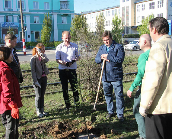 Партийцы и общественники Дзержинска обновили городскую аллею