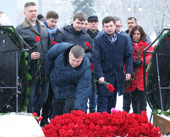 Руководство и соратники Воронежской "РОДИНЫ" возложили венки в День освобождения города