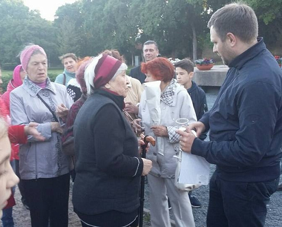 Псковские партийцы провели мемориальную акцию "Свеча памяти"