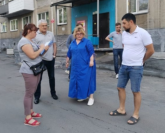 Вячеслав Илюхин принял участие в рейде рабочей группы, которая проверила качество работ во дворах