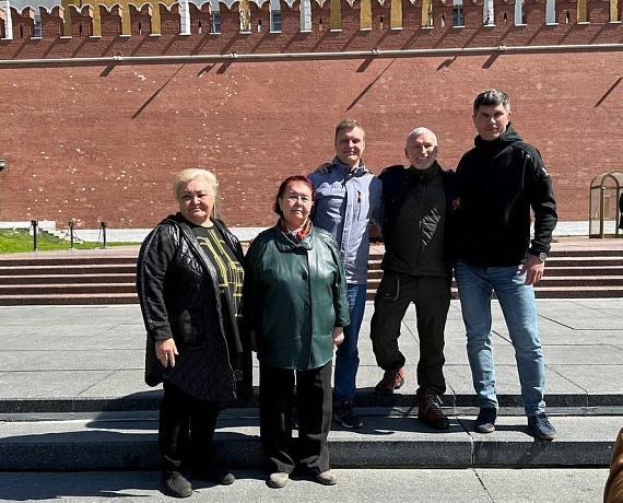 Журавлев вместе с юными спортсменами возложил цветы к Вечному огню