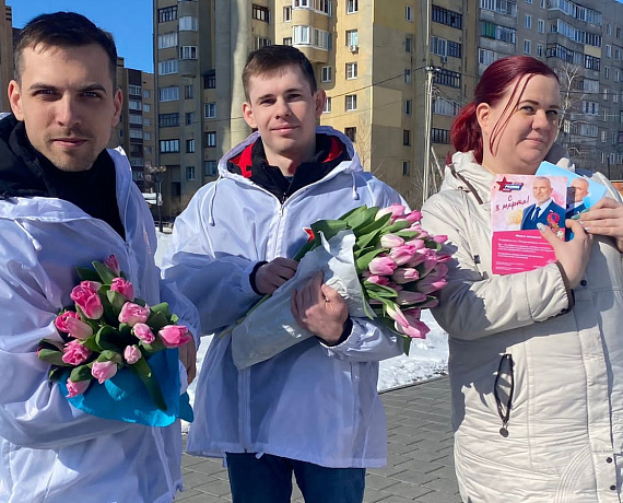 В преддверии 8 Марта Алексей Журавлев подарил жительницам Тамбова цветы