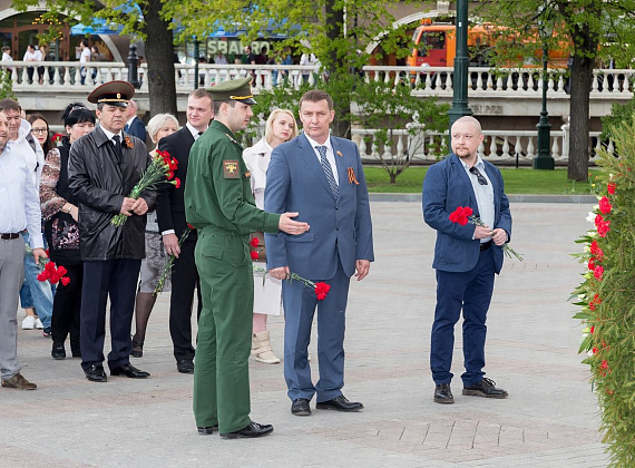 Представители "РОДИНЫ" возложили венки и цветы к могиле Неизвестного солдата, 06.05.2016