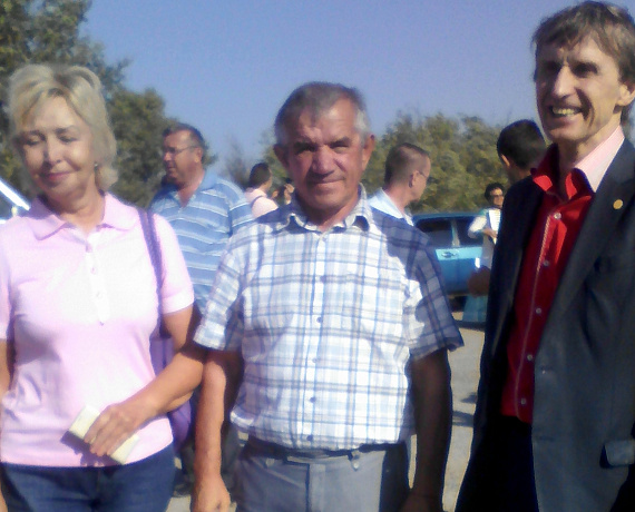 Волгоградские партийцы засеяли поле Мира семенами озимых культур