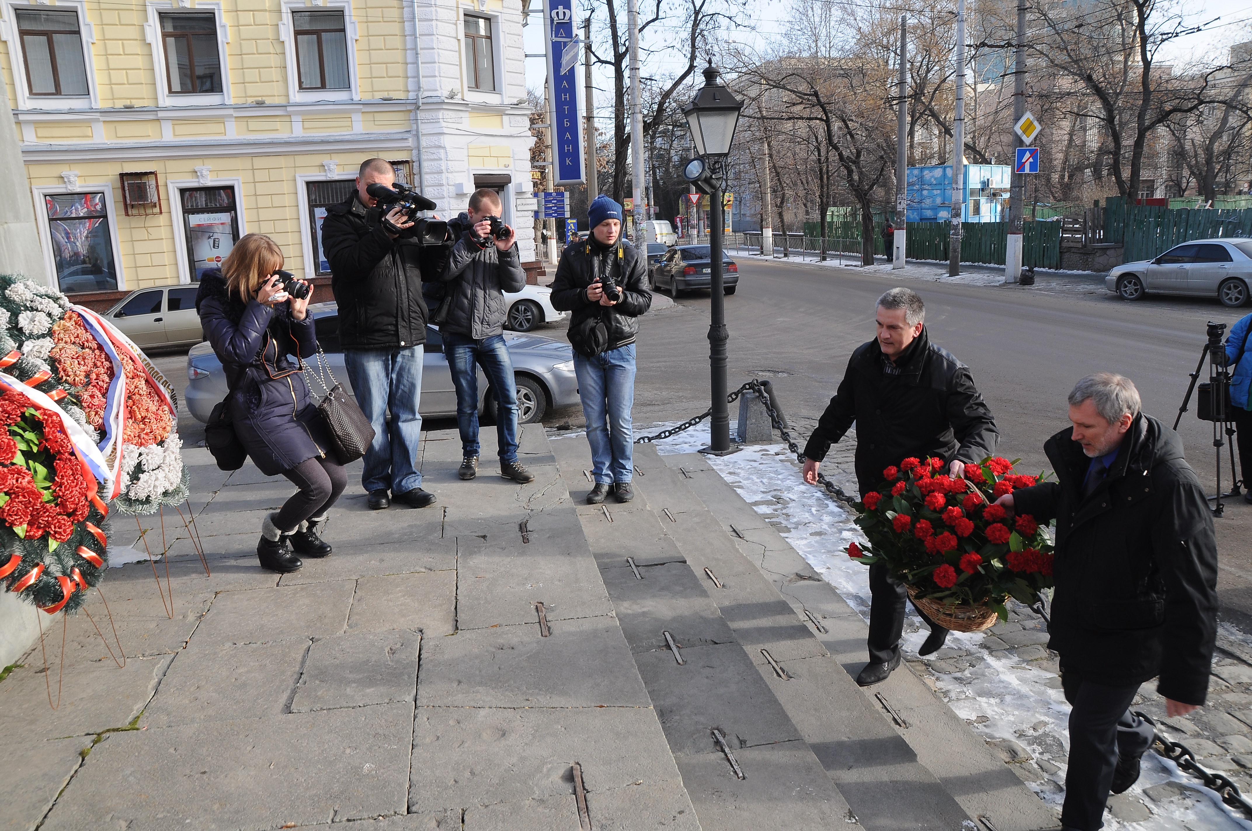 Возложение цветов к Долгоруковскому обелиску и митинг у памятника воинам-освободителям Симферополя, 4 февраля 2014 г.