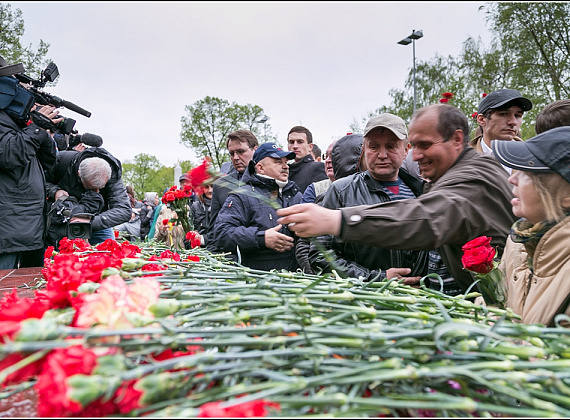 "РОДИНА" в Александровском саду почтила память погибших в Одессе, 5 мая 2014 г. (галерея 1)