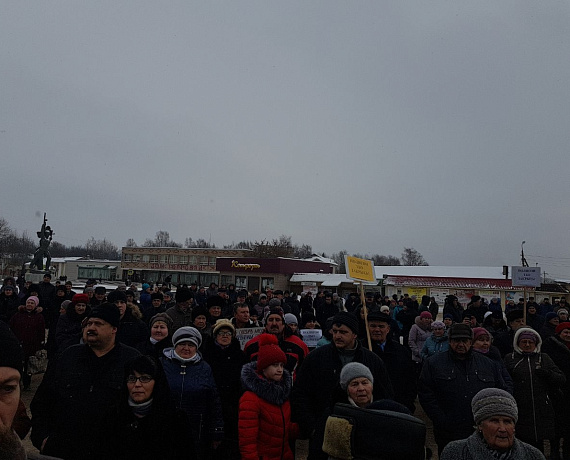 Псковские партийцы приняли участие в митинге против свалки в Порховском районе