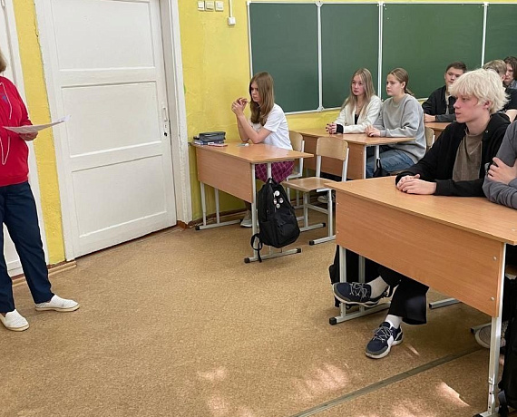 Елена Иванова провела уроки в школах