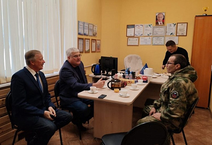 Вячеслав Илюхин и Леонид Рыбин встретились с участником СВО