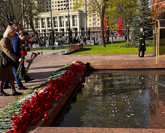 Соратники партии "РОДИНА" возложили венки и цветы к Могиле Неизвестного Солдата