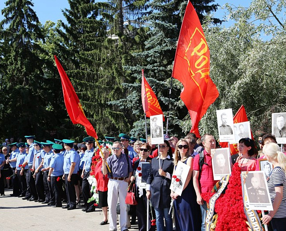 Патриоты Челябинска возложили венки к Вечному огню