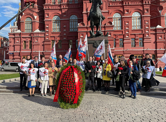 Соратники партии "РОДИНА" возложили венки и цветы к Могиле Неизвестного Солдата, 06.05.2022