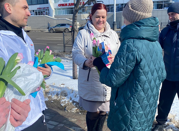 В преддверии 8 Марта Алексей Журавлев подарил цветы жительницам Тамбова
