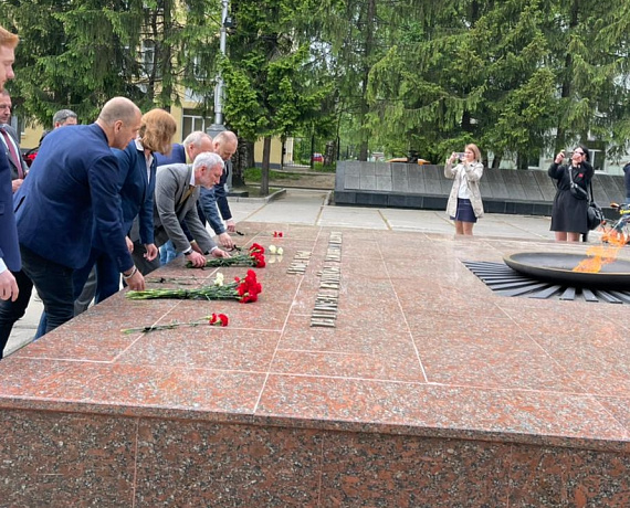 Журавлев в Сыктывкаре возложил цветы к мемориалу "Скорбящий воин"